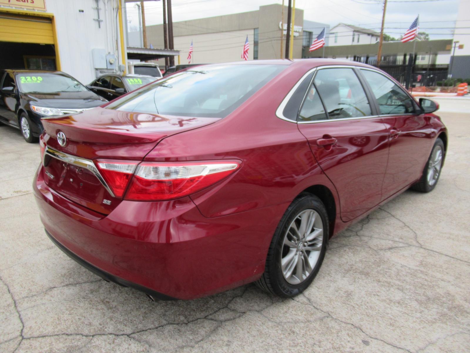 2016 Red /Gray Toyota Camry SE (4T1BF1FK0GU) with an 2.5L L4 DOHC 16V engine, Automatic transmission, located at 1511 North Shepherd Dr., Houston, TX, 77008, (281) 657-1221, 29.798361, -95.412560 - 2016 TOYOTA CAMRY SE VIN: 4T1BF1FK0GU603177 4 T 1 B F 1 F K 0 G U 6 0 3 1 7 7 SEDAN 4 DR 2.5L I4 F DOHC 16V GASOLINE FRONT WHEEL DRIVE - Photo #17